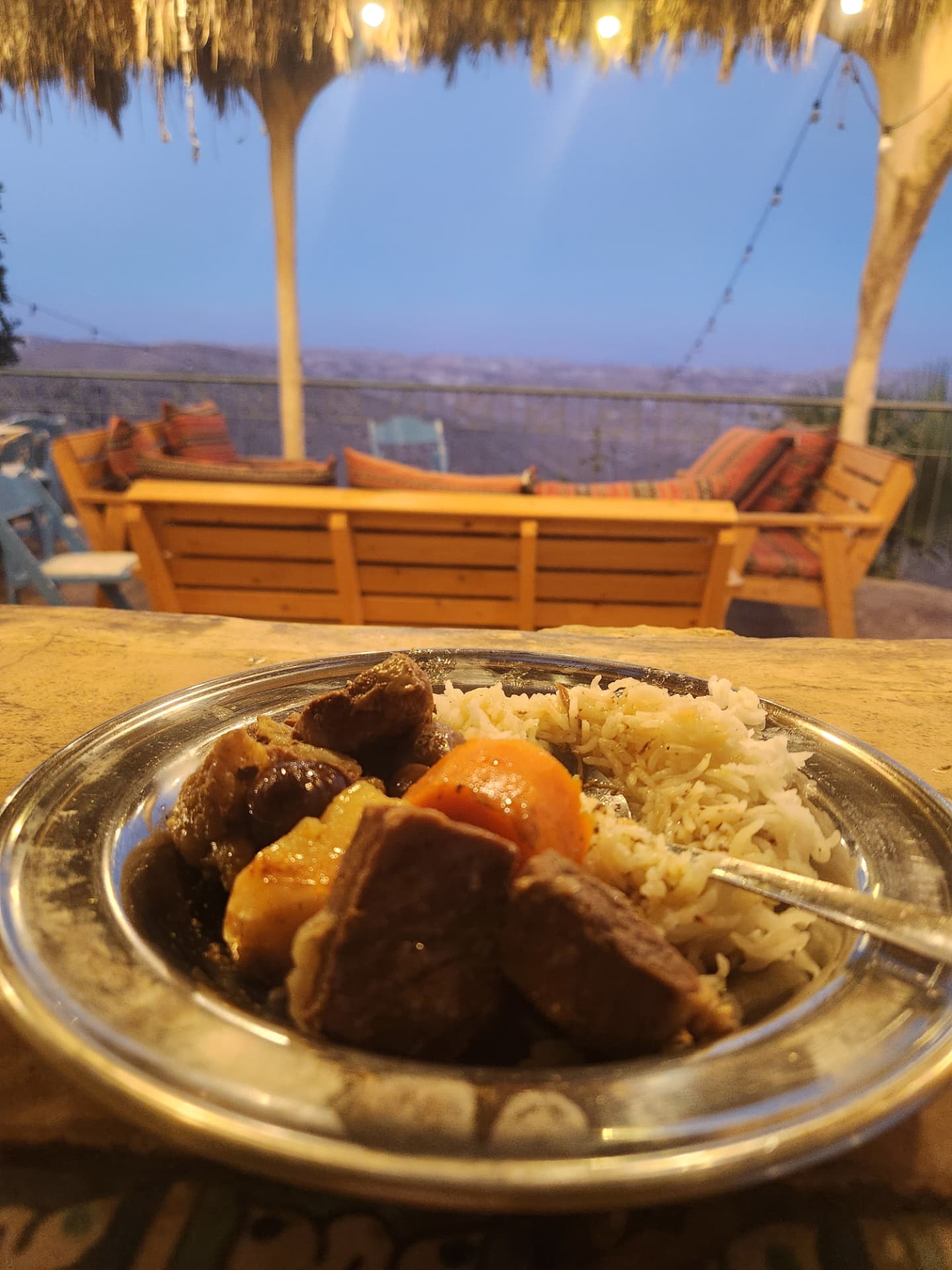 ארוחת ערב מול נוף המדבר בשעת בין ערביים