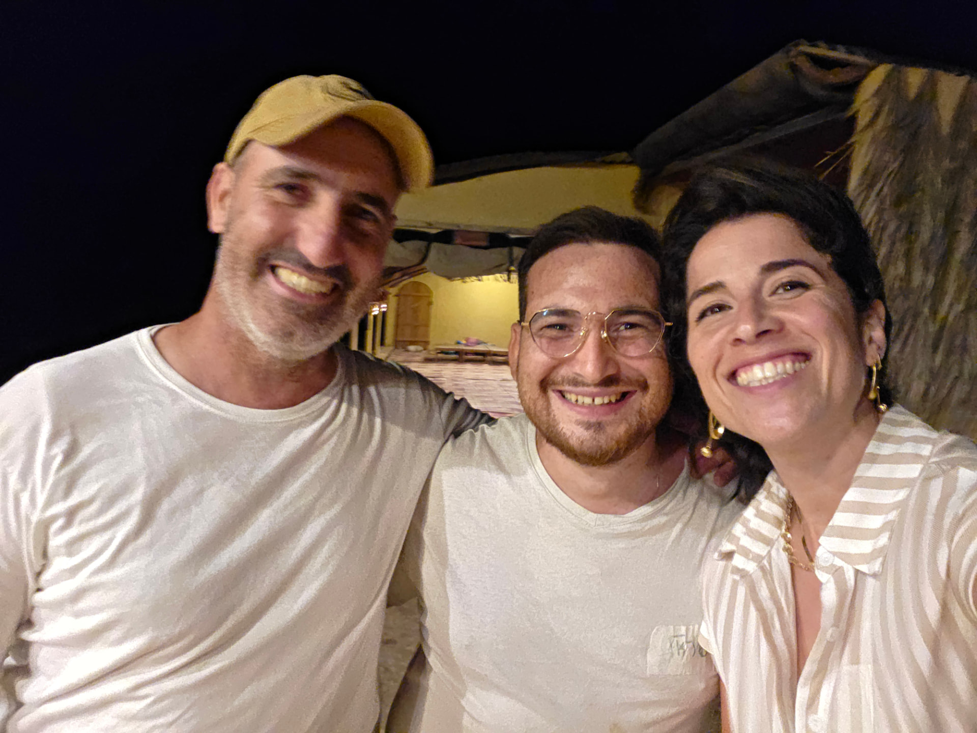 רגעי שמחה וחיבור בערב תחת הכוכבים