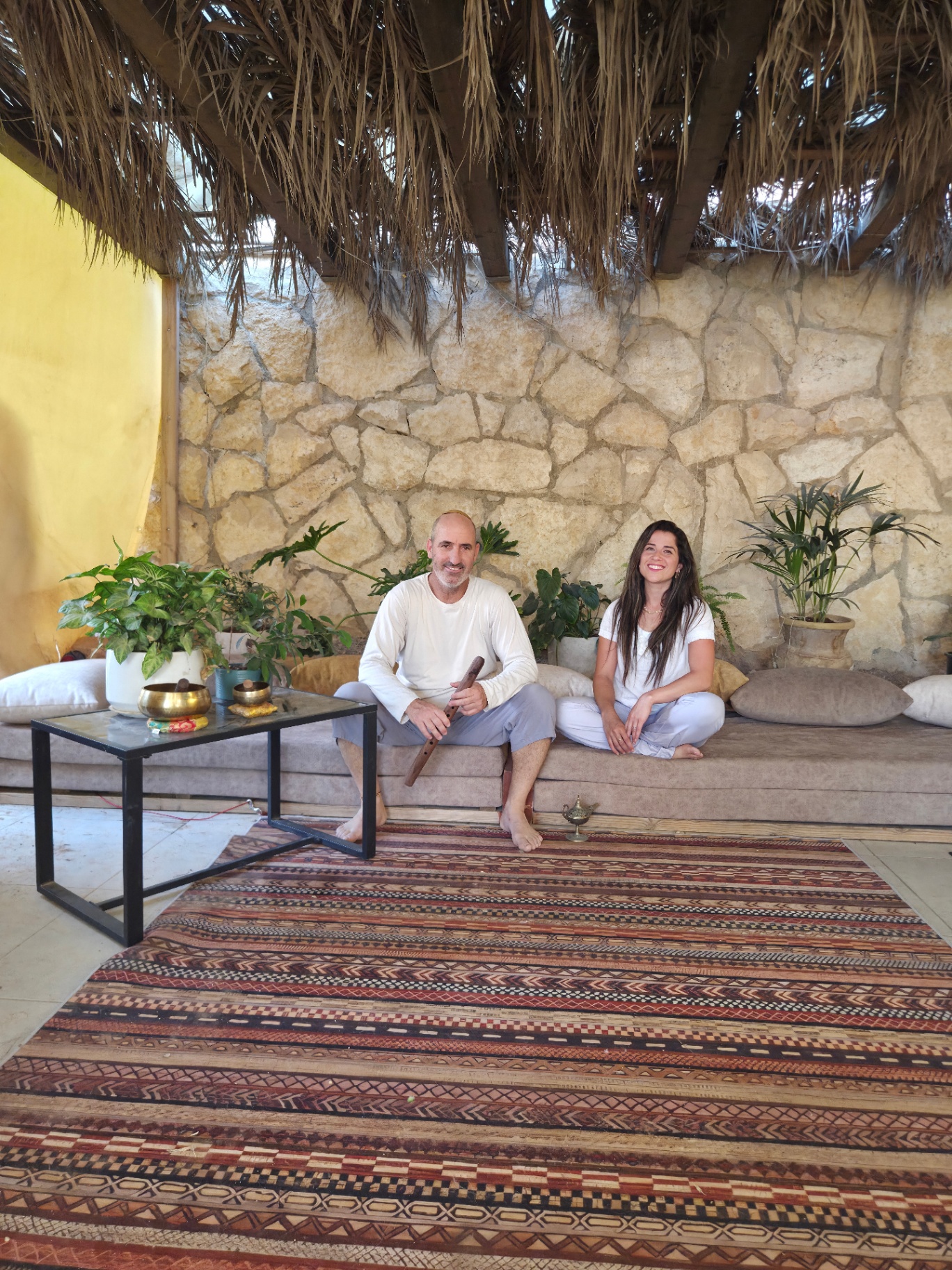 בטי ומאור במרחב התרגול תחת סוכת הקש